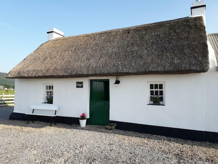 Cissy'S Cottage - Traditional Thatched Cottage, Near To Beach Aghanloo Exterior photo